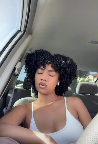 1. Captivating K'lian Ariah Shows Cleavage in White Crop Top