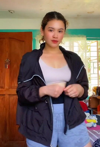 3. Irresistible Kemrie Shows Cleavage in Blue Crop Top and Bouncing Breasts
