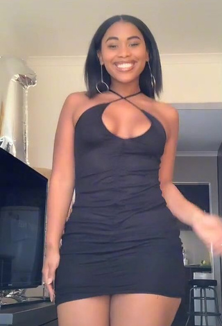 1. Fine Lluvia Faye Shows Big Butt