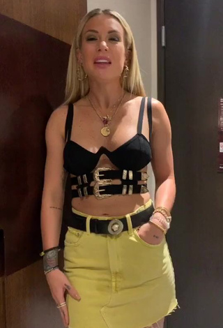 Hot Leslieshawoficial Shows Cleavage in Black Crop Top