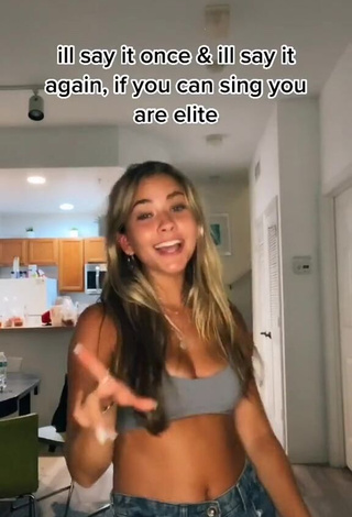 1. Erotic Lexxi.hall Shows Cleavage in Grey Crop Top