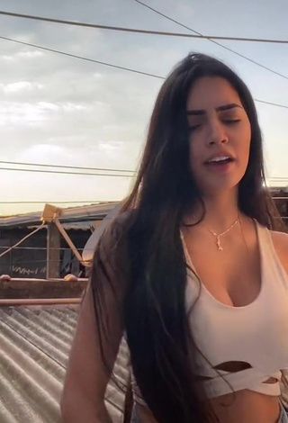 Captivating Henny Shows Cleavage in White Crop Top
