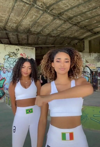 1. Erotic Mélanie Thomas Shows Cleavage in White Crop Top