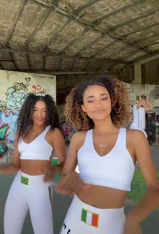 3. Erotic Mélanie Thomas Shows Cleavage in White Crop Top