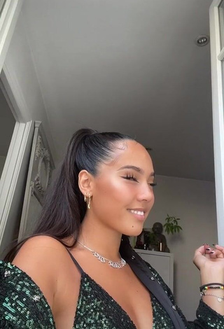 1. Wonderful Mai Lee Shows Cleavage