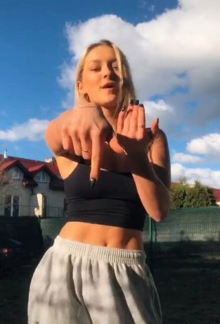 3. Irresistible Oliwia Misztal Shows Cleavage in Black Crop Top and Bouncing Boobs