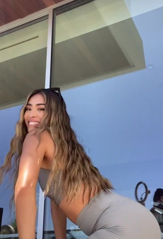 Erotic Savannah Palacio Shows Cleavage in Grey Sport Bra