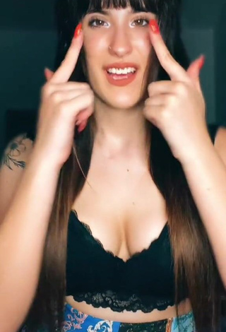 3. Beautiful Alice Iori Shows Cleavage in Sexy Black Crop Top