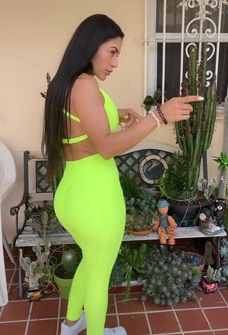 3. Hot Yessica Shows Butt