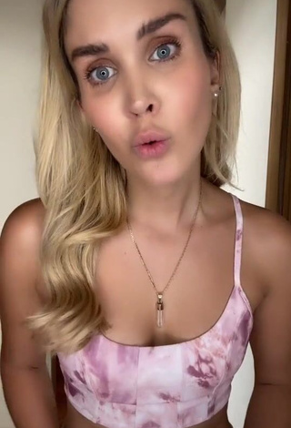 3. Hot Verónica Montes Shows Cleavage in Crop Top