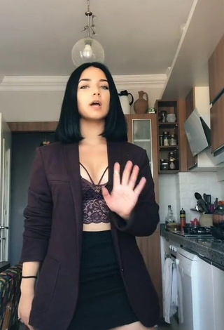 1. Hot Arya Akalın Shows Cleavage in Black Crop Top