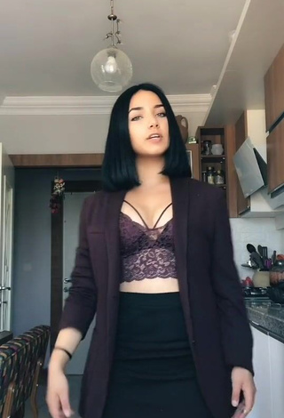 Hot Arya Akalın Shows Cleavage in Black Crop Top