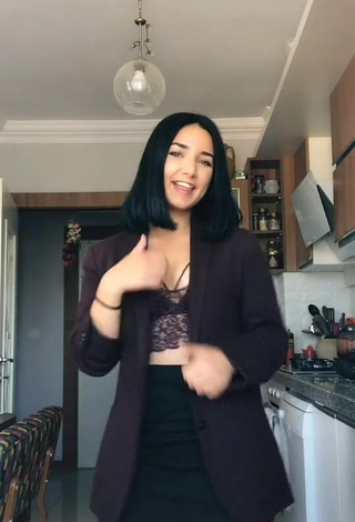 3. Hot Arya Akalın Shows Cleavage in Black Crop Top