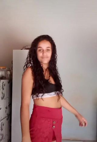 1. Erotic Ayla Vitória Shows Butt