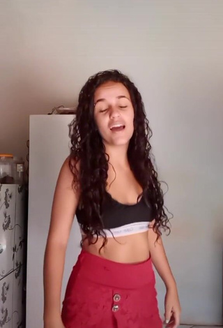 3. Erotic Ayla Vitória Shows Butt