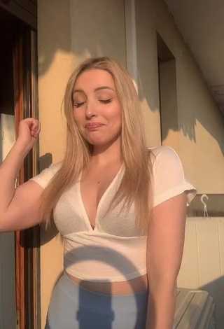 Hottest Beatrice Cossu Shows Cleavage in White Crop Top
