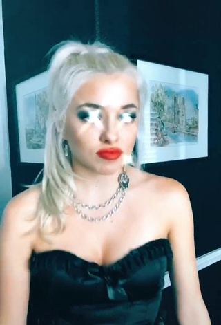 Erotic Bella Martinez Shows Cleavage in Black Tube Top