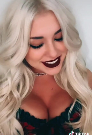 3. Bella Martinez Demonstrates Fine Cleavage