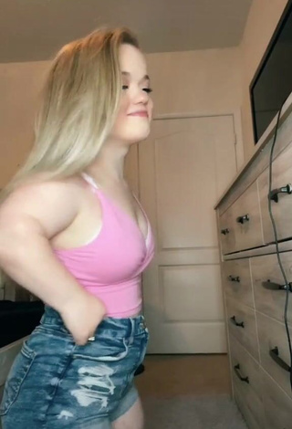 1. Captivating Cassandra Mae Davis Shows Cleavage in Pink Crop Top