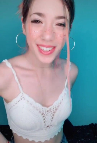 1. Hottest Dahiana Méndez Shows Cleavage in White Crop Top