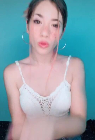 Hottest Dahiana Méndez Shows Cleavage in White Crop Top