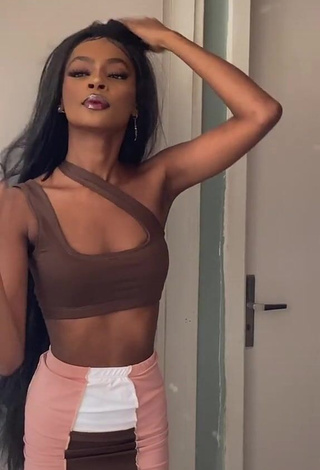 1. Hottie diveludo Shows Cleavage in Brown Crop Top