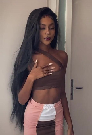 3. Hottie diveludo Shows Cleavage in Brown Crop Top