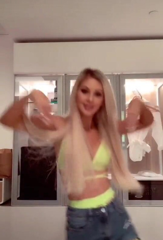 Irresistible Brooklyn Elliott Shows Cleavage in Light Green Bikini Top and Bouncing Breasts