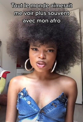 1. Erotic Emilietalk Shows Cleavage in Crop Top