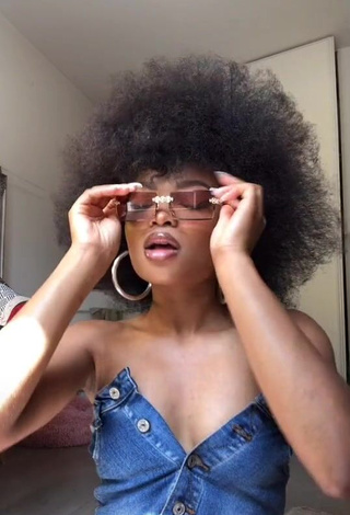 3. Erotic Emilietalk Shows Cleavage in Crop Top