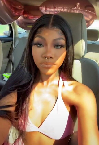 Captivating Essieebaee Shows Cleavage in Pink Crop Top