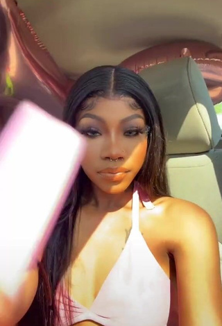 3. Captivating Essieebaee Shows Cleavage in Pink Crop Top