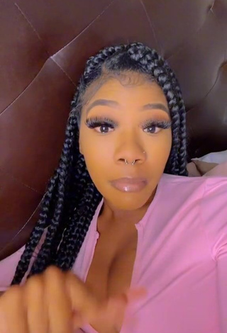 Hot Essieebaee Shows Cleavage in Pink Crop Top