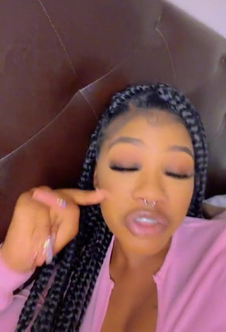 3. Hot Essieebaee Shows Cleavage in Pink Crop Top