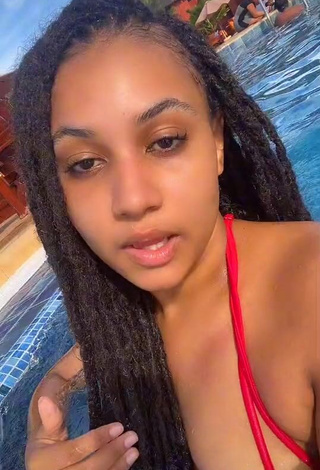 Erotic Faynaraa Meilleures Shows Cleavage in Red Bikini Top at the Swimming Pool
