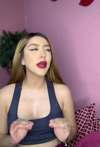 1. Erotic Salma Padron Shows Cleavage in Black Crop Top