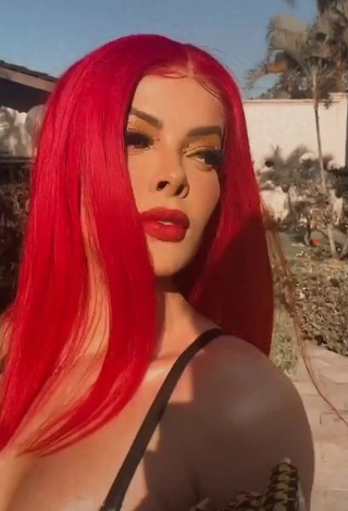 Breathtaking Jaquelline Shows Butt