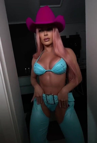 Really Cute Jaquelline Shows Butt