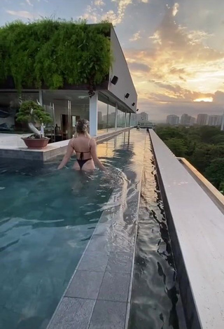 Fine Jaquelline Shows Butt at the Swimming Pool