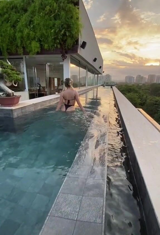 3. Fine Jaquelline Shows Butt at the Swimming Pool