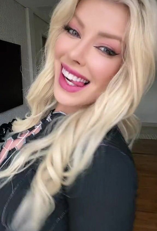 1. Hot Jaquelline Shows Cleavage in Black Crop Top