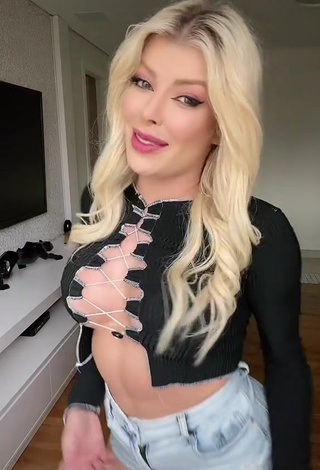 Hot Jaquelline Shows Cleavage in Black Crop Top