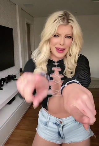 3. Hot Jaquelline Shows Cleavage in Black Crop Top
