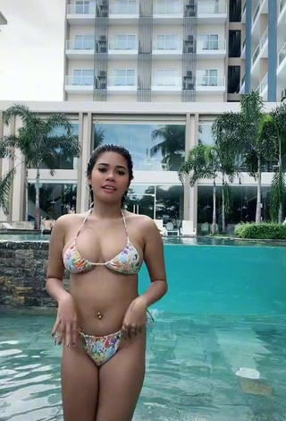 3. Hot Julie Mae Potot Lambayong Shows Cleavage in Bikini at the Pool and Bouncing Tits