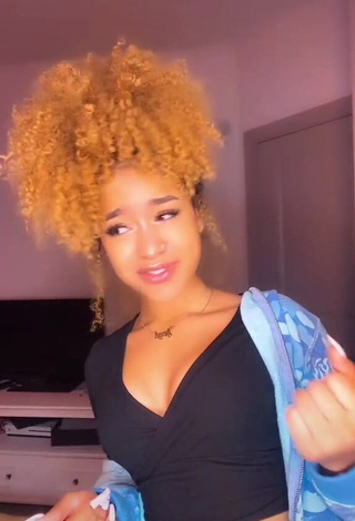 Lanii Kay Shows Erotic Black Crop Top and Cleavage