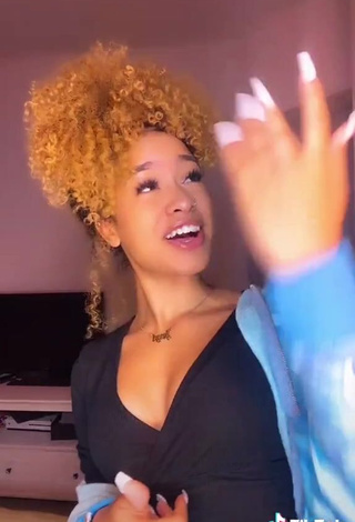 3. Lanii Kay Shows Erotic Black Crop Top and Cleavage