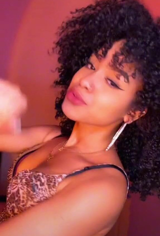 3. Lanii Kay Shows Cleavage in Erotic Leopard Crop Top