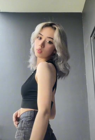 1. Wonderful Lee Loo Shows Cleavage in Black Crop Top