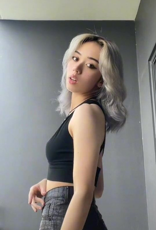 Wonderful Lee Loo Shows Cleavage in Black Crop Top