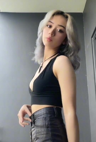 3. Wonderful Lee Loo Shows Cleavage in Black Crop Top